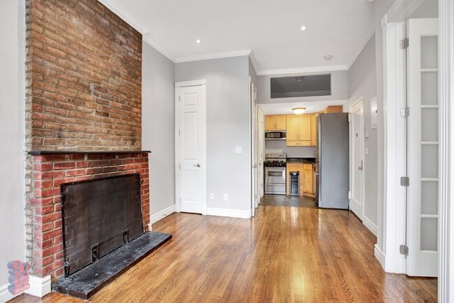 564 Hudson St in New York, NY - Building Photo - Building Photo