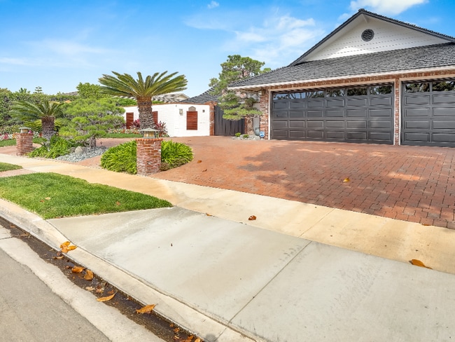 1542 Santiago Dr in Newport Beach, CA - Building Photo - Building Photo