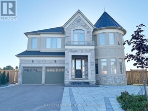 42 Brown Ct in Newmarket, ON - Building Photo - Building Photo