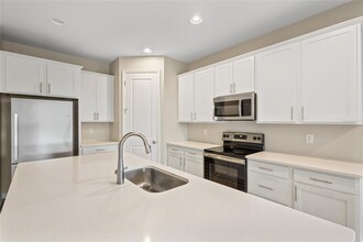 737 Meadow Pointe Dr in Haines City, FL - Foto de edificio - Building Photo