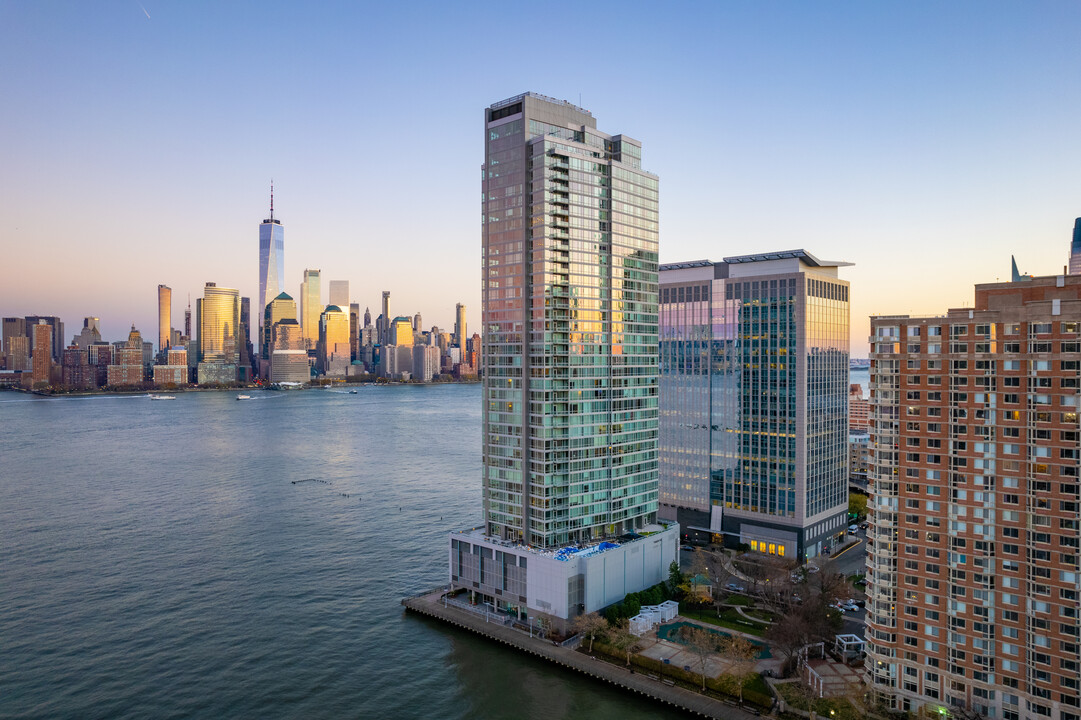 Crystal Point in Jersey City, NJ - Building Photo