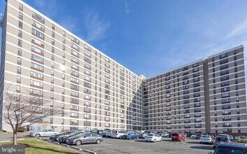 4600 Duke St, Unit 617 in Alexandria, VA - Building Photo - Building Photo