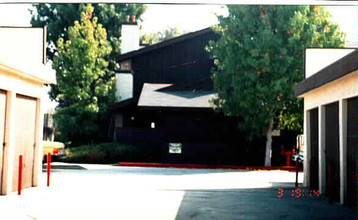 369 W Bay St in Costa Mesa, CA - Foto de edificio - Building Photo