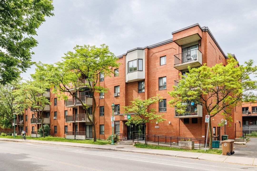 680 Montréal Av in St. Laurent, QC - Building Photo
