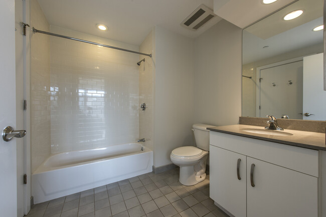 108 E Brookline St, Unit 6J in Boston, MA - Foto de edificio - Building Photo