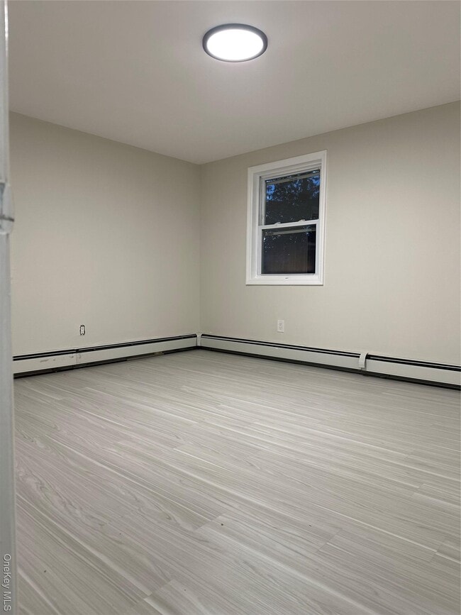 72 Oakmont Ave in Selden, NY - Building Photo - Building Photo