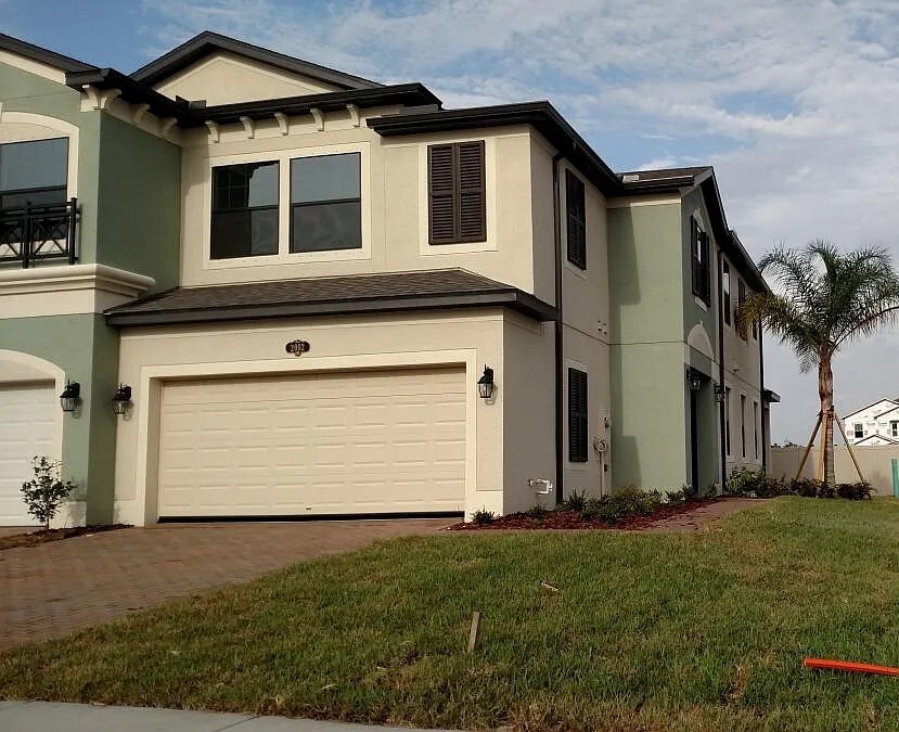 2002 Lake Waters Pl in Lutz, FL - Building Photo