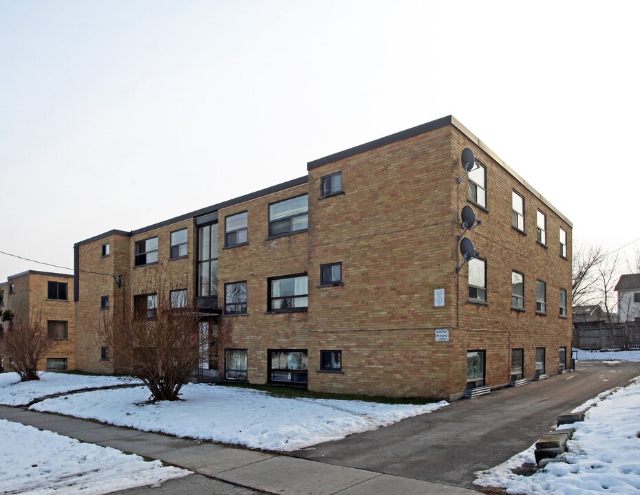 319 Adelaide Ave W in Oshawa, ON - Building Photo