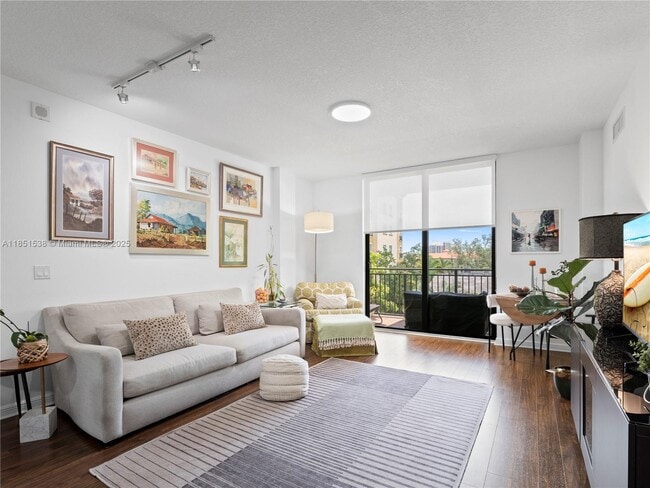 888 Douglas Rd in Coral Gables, FL - Building Photo - Building Photo