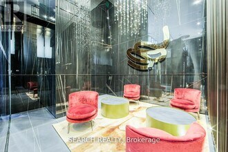 11 Yorkville Ave in Toronto, ON - Building Photo - Building Photo