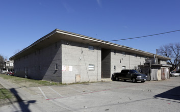 Capri Villa Apartments in Dallas, TX - Building Photo - Building Photo