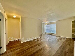 10567 Starcrest Dr in San Antonio, TX - Building Photo - Building Photo