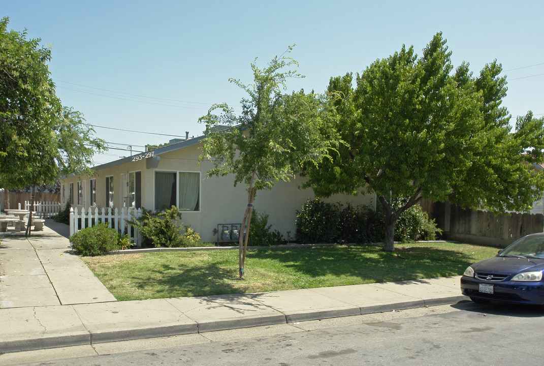 293-297 E 9th St in Merced, CA - Building Photo