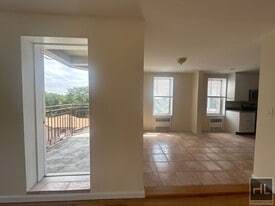 GRAND CENTRAL PARKWAY, Unit 6D in Queens, NY - Building Photo