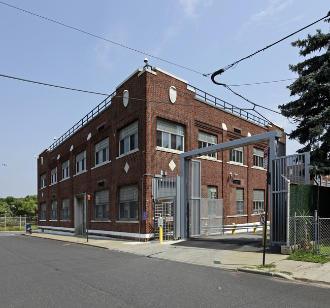 Davis Ave Apartment House in Staten Island, NY - Building Photo - Building Photo