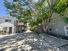 5231 Martin Luther King Jr Way, Unit 2 in Oakland, CA - Foto de edificio - Building Photo