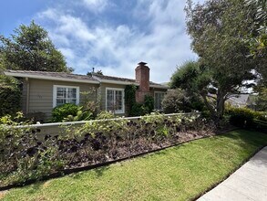 1127 Virginia Way in La Jolla, CA - Foto de edificio - Building Photo