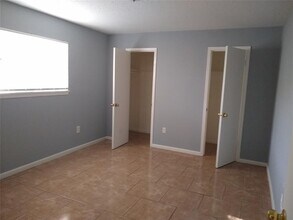 1867 Florida Dr-Unit -42 in Seabrook, TX - Building Photo - Building Photo