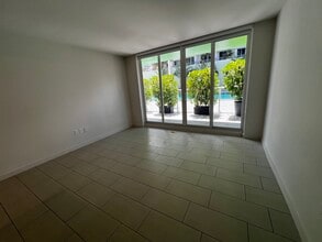 440 NE 34th St, Unit A4 in Miami, FL - Building Photo - Building Photo