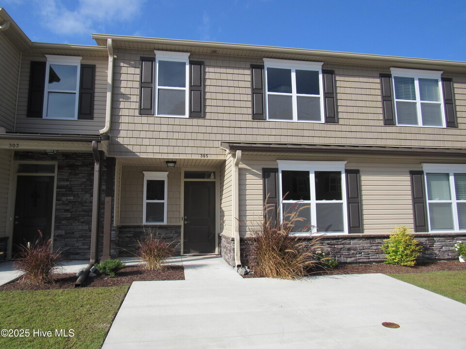 305 Glenellen Loop Rd in Midway Park, NC - Building Photo