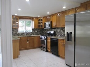 14 New Dover Rd in Woodbridge Township, NJ - Building Photo - Building Photo
