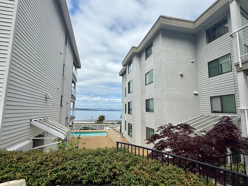 2104 Alki Ave SW in Seattle, WA - Building Photo