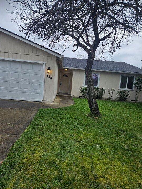 989 Beall Ln in Medford, OR - Building Photo