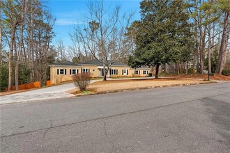 Room in House on River Park Dr in Atlanta, GA - Foto de edificio - Building Photo