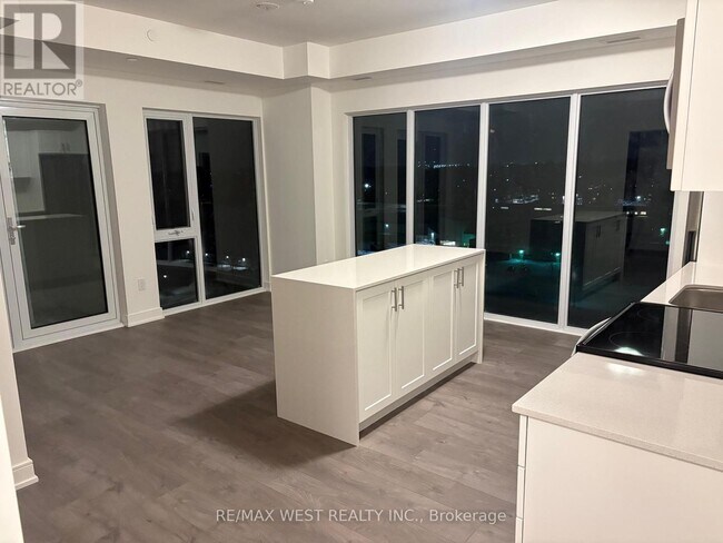 705 Davis Dr in Newmarket, ON - Building Photo - Building Photo