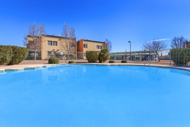 Cien Palmas Apartments in El Paso, TX - Foto de edificio - Building Photo