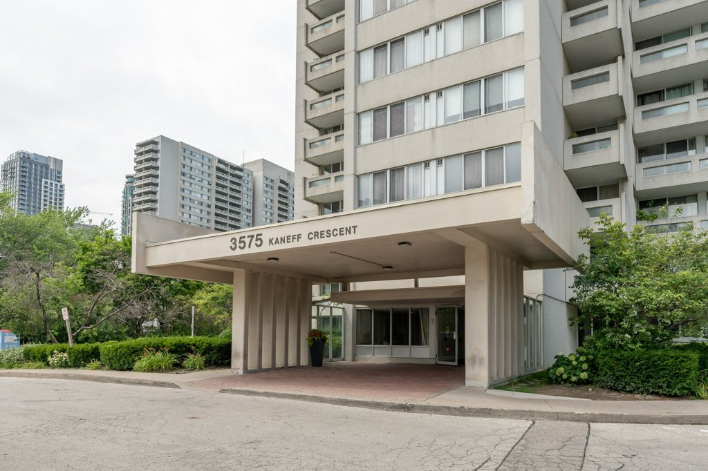 3575 Kaneff Crescent in Mississauga, ON - Building Photo