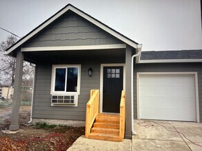 341 Division St in Klamath Falls, OR - Building Photo - Building Photo