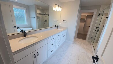 1001 Keystone Loop NE in Keizer, OR - Building Photo - Building Photo