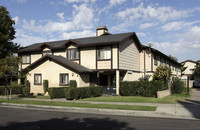 141 W Olive Ave in La Habra, CA - Foto de edificio - Building Photo