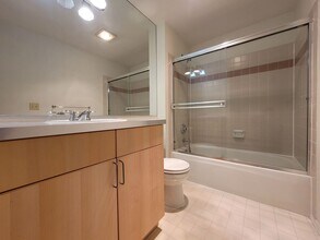 12760 NE 10th Pl in Bellevue, WA - Building Photo - Building Photo