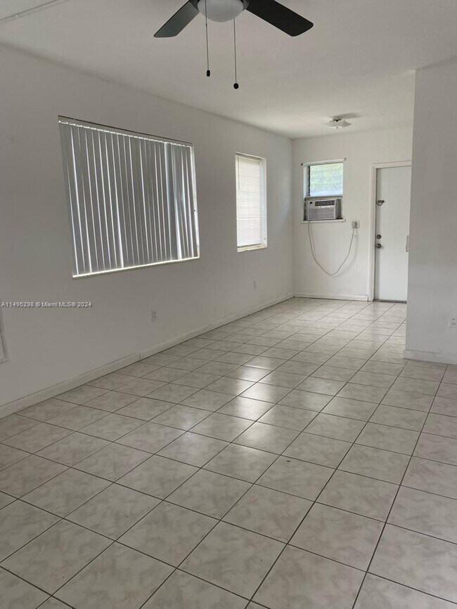 2031 NE 170th St-Unit -1 in North Miami Beach, FL - Foto de edificio - Building Photo