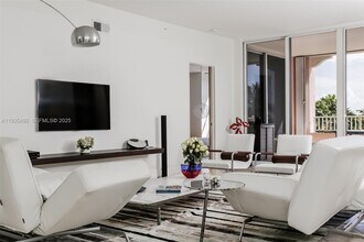 747 Crandon Blvd in Key Biscayne, FL - Building Photo - Building Photo