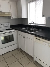 2340 Maple Ave in Ft. Myers, FL - Foto de edificio - Building Photo