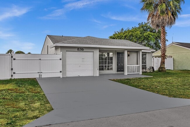 8316 Huntsman Pl in Boca Raton, FL - Building Photo - Building Photo