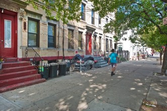 304 Saint Nicholas Ave in Brooklyn, NY - Building Photo - Building Photo