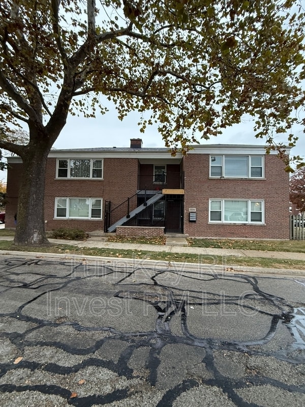 property at 1505 N Maywood Dr
