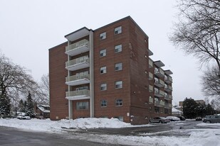 Lakeside Apartments in Mississauga, ON - Building Photo