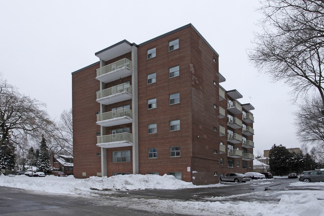 Lakeside Apartments in Mississauga, ON - Building Photo