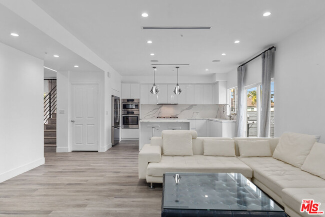 16731 Parthenia St in Los Angeles, CA - Building Photo - Building Photo