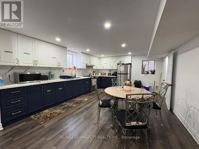 69 St Hubert Dr in Brampton, ON - Building Photo - Building Photo