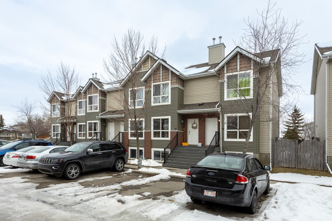 20 Erin Woods Crt SE in Calgary, AB - Building Photo