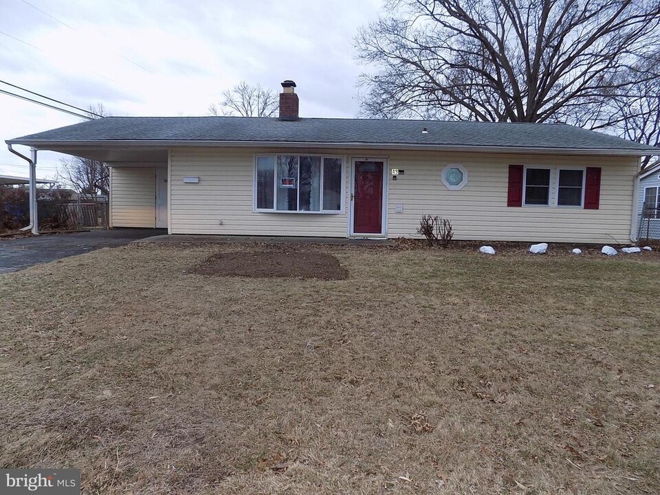 49 Orchard Ln in Levittown, PA - Building Photo