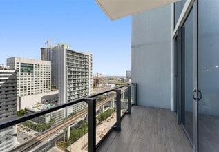 88 SW 7th St, Unit 1708 in Miami, FL - Foto de edificio - Building Photo