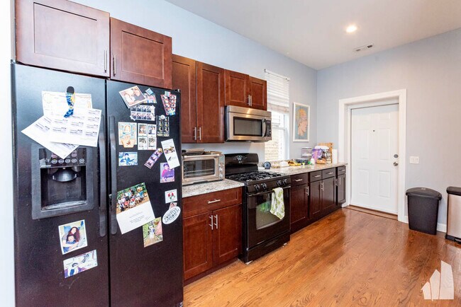 2335 W Moffat St, Unit 2 in Chicago, IL - Building Photo - Building Photo