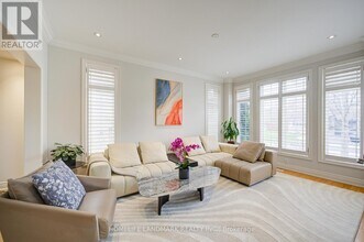 2323 Awenda Dr in Oakville, ON - Building Photo - Building Photo